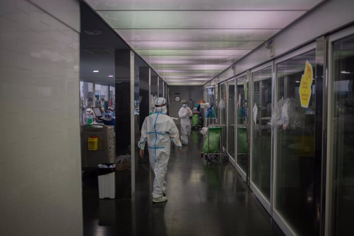 Sanitaris protegits a l'UCI del Hospital del Mar, a Barcelona, Catalunya, el 19 de novembre del 2020.