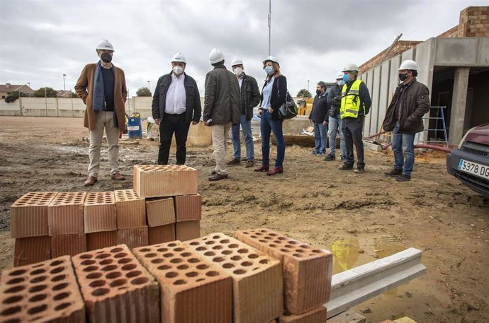 El alcalde visita las obras del campo de fútbol de Pérez Cubillas.