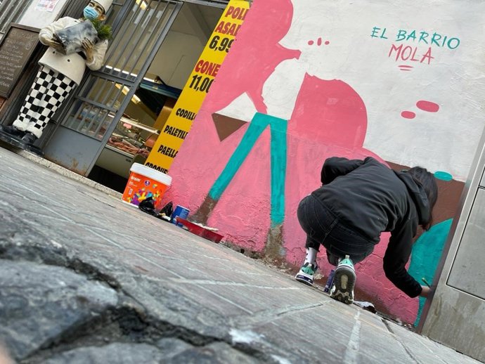Artistas locales "alegran" con sus pinturas las calles de Delicias con el proyecto 'Rúa Feliz'.