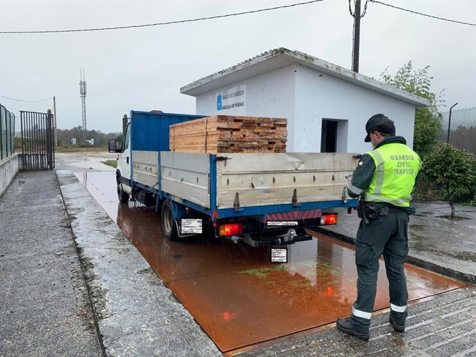Camión retenido por circular con exceso de masa y en situación de baja temporal.