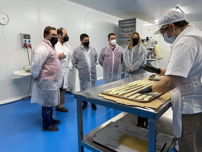 El presidente de la Diputación visita en Andújar la empresa Pan de Olivo, adherida a 'Degusta Jaén'.