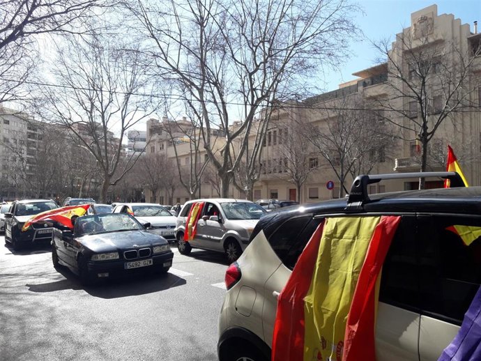 Arranca la marcha motorizada convocada por Foro Baleares en Palma para pedir la dimisión de Armengol y Sánchez
