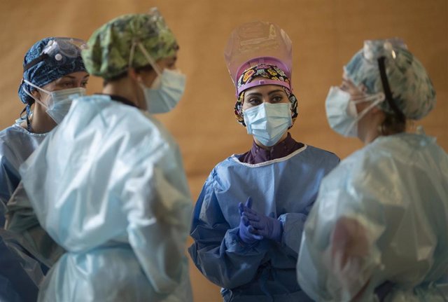 Cuatro trabajadoras sanitarias conversan en un dispositivo de cribado masivo de antígenos.