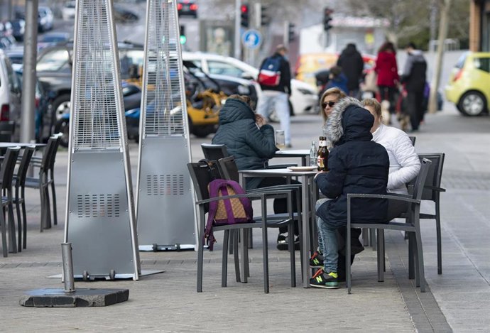Varios comensales disfrutan en una terraza de un bar de Carabanchel, en Madrid (España), a 12 de febrero de 2021. La Consejería de Sanidad de Madrid ha informado hoy de que el toque de queda se mantendrá a las 22.00 horas hasta el jueves de la semana qu