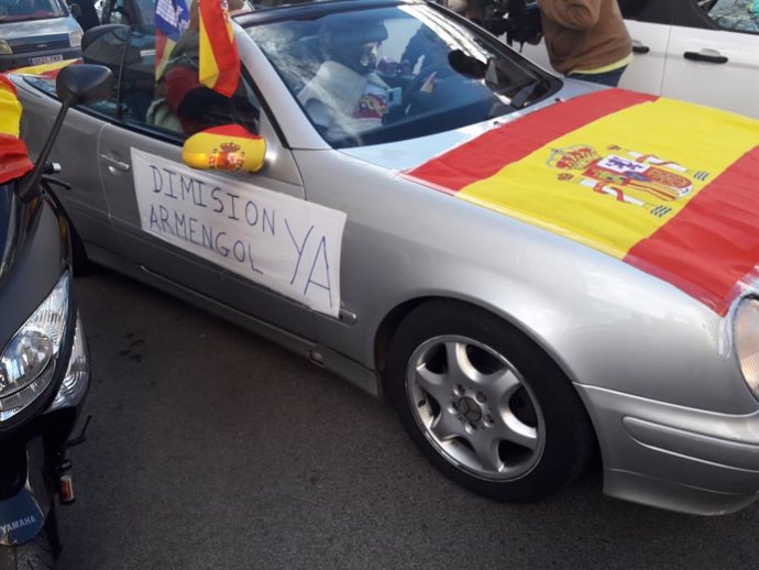 Vehículos exigen la dimisión de la presidenta del Govern, Francina Armengol y del presidente del Gobierno, Pedro Sánchez, en una marcha motorizada este sábado en Palma.