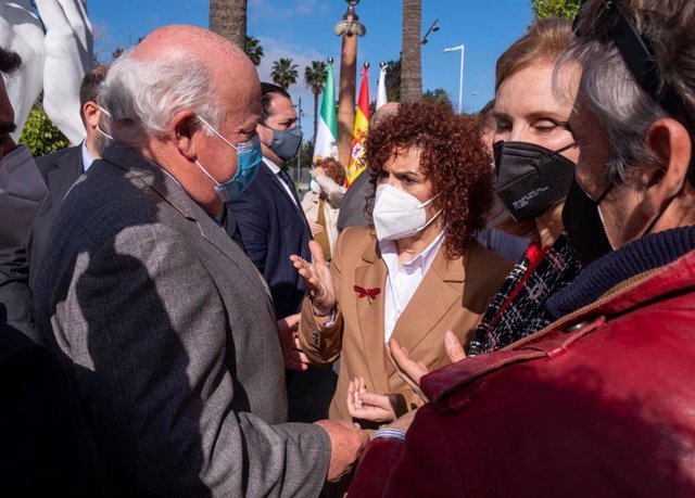 La presidenta de la Diputación de Huelva conversa con Jesús Aguirre