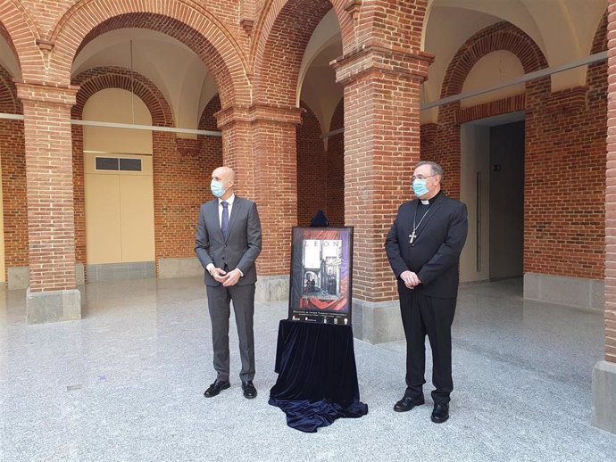 El alcalde de León, José Antonio Diez, junto al obispo de León, Luis Ángel de las Heras en la presentación del cartel de la Semana Santa de León 2021.