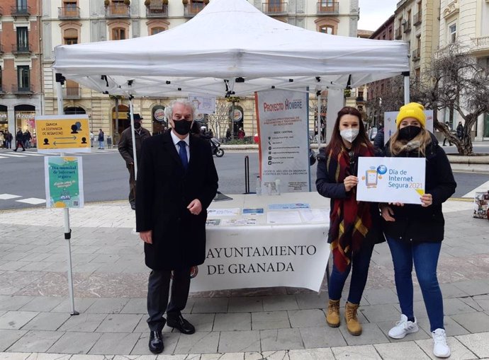 Carpa municipal en Puerta Real por el Día Internacional de Internet Seguro