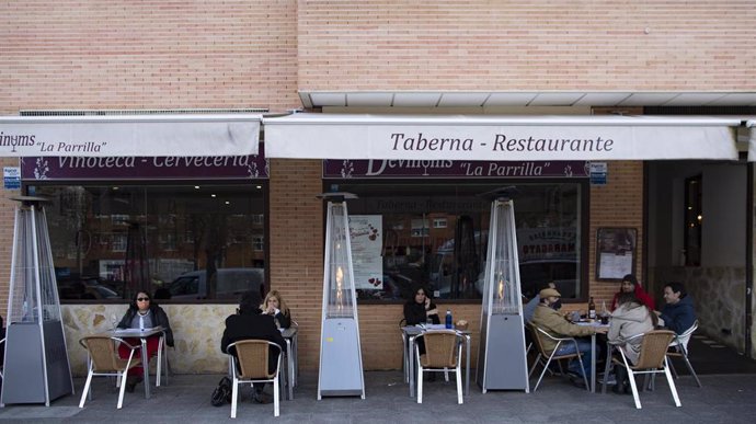 Varios comensales disfrutan en una terraza de un bar de Carabanchel, en Madrid (España), a 12 de febrero de 2021. 