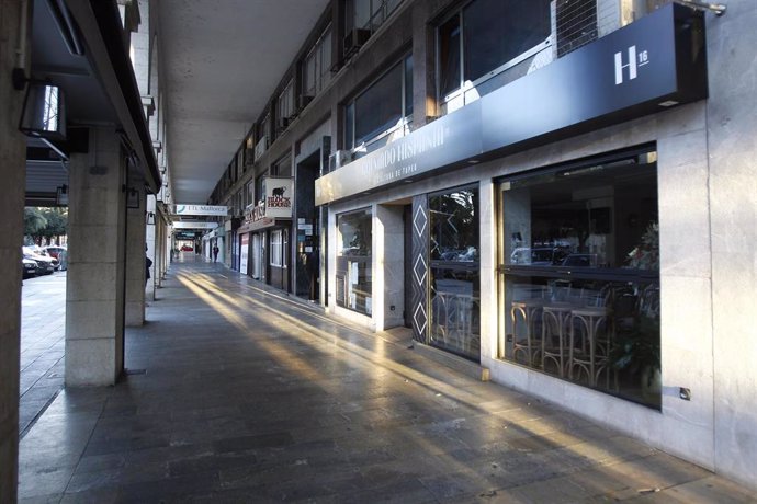 Un restaurante cerrado en Palma de Mallorca, Mallorca, Islas Baleares (España), a 13 de enero de 2021.  