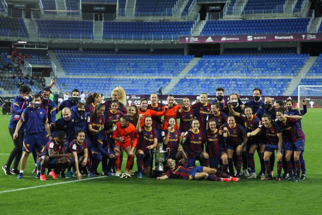 Las jugadoras del FC Barcelona celebran su victoria en la final de la Copa de la Reina