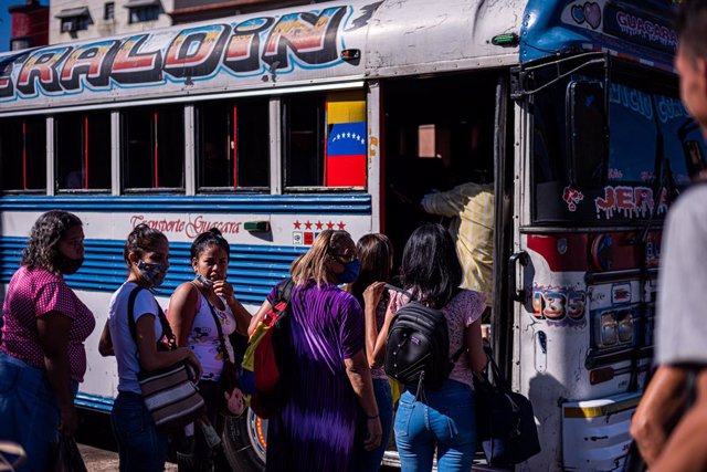 04 January 2021, Venezuela, Valencia: People board a bus on the first day of a radical quarantine decreed by the government of Nicolas Maduro to contain the coronavirus. Photo: Elena Fernandez/ZUMA Wire/dpa