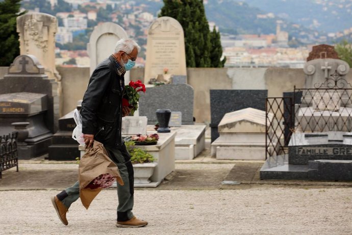 Un hombre con mascarilla por el coronavirus en un cementerio de Niza, en Francia