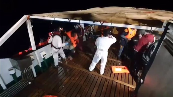 Open Arms rescata a más de 100 migrantes en SAR Maltesa que estaban en una barca sobrecargada de goma.