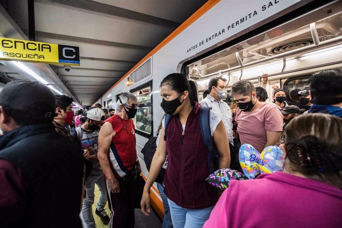 05 February 2021, Mexico, Mexico City: People get in and out from a train of the newly rehabilitated Line 3 of the Metro Collective Transport System in Mexico City. Photo: -/El Universal via ZUMA Wire/dpa