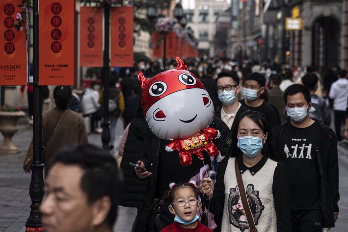 Una mujer lleva un globo durante las celebraciones del Año Nuevo Lunar en Wuhan.