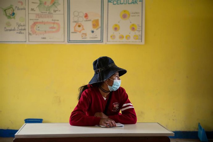 Estudiante en Bolivia con mascarilla. 