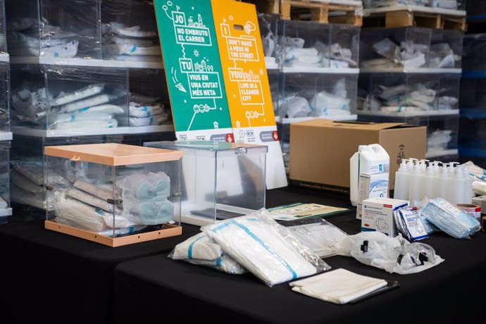 Urnes, gel hidroalcohlic, mascaretes FPP-2, cinta allant i guants en un magatzem de l'Ajuntament de Barcelona per a la jornada electoral