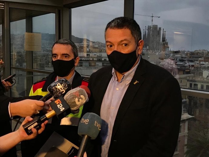 El comisario de los Mossos d'Esquadra Joan Carles Molinero junto al conseller de Interior, Miquel Smper
