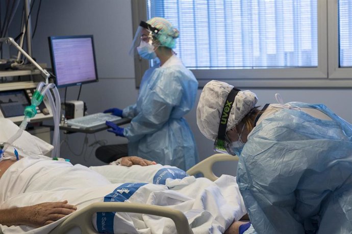 Personal sanitario atendiendo a un paciente ingresado en la Unidad de Cuidados Intensivos (UCI) para enfermos de coronavirus del Hospital Universitario Dr. Josep Trueta de Girona.