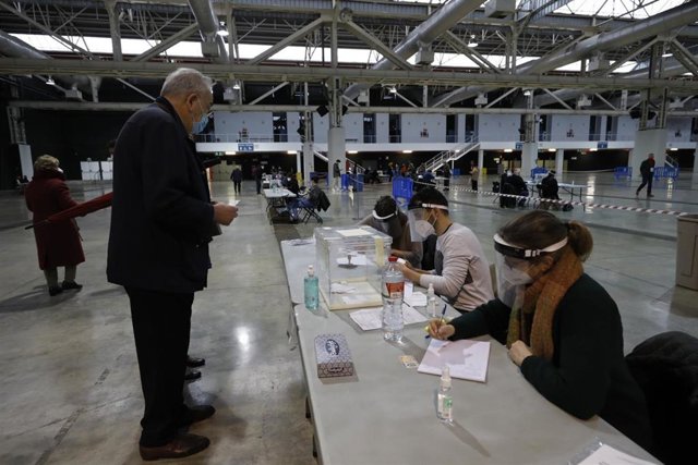 Punto de votación en La Farga de L'Hospitalet de Llobregat (Barcelona) para las elecciones catalanas del 14F