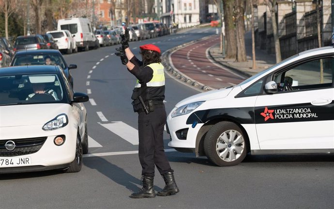 Policía Municipal de Bilbao regulando el tráfico