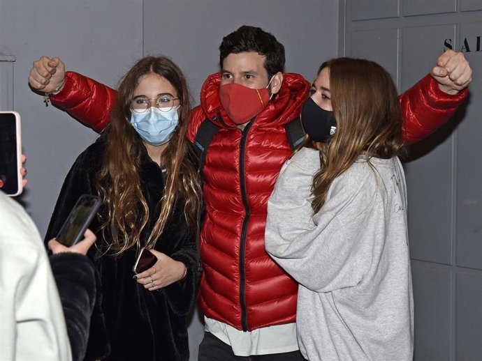 Willy Bárcenas, fotografiándose con unas fans