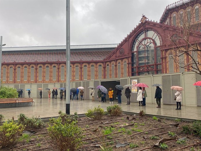 Cua de ciutadans guardant distncia de seguretat pel coronavirus esperant a votar al Mercat Sant Antoni de Barcelona en les eleccions catalanes