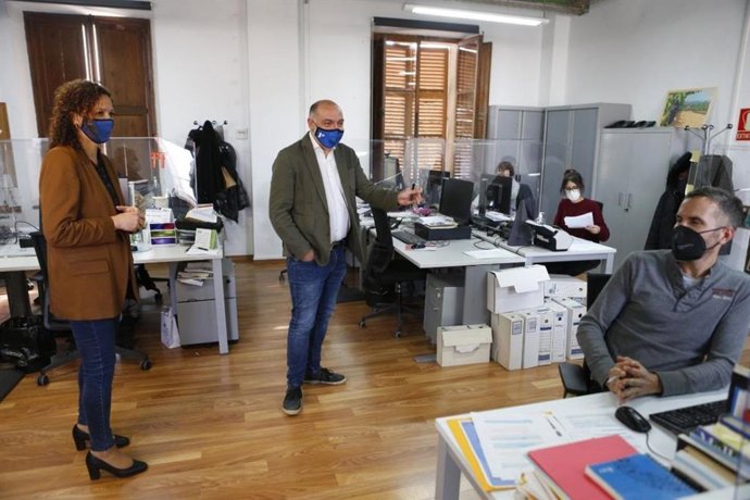 La presidenta del Consell visita la oficina única de tramitación y gestión de las ayudas.