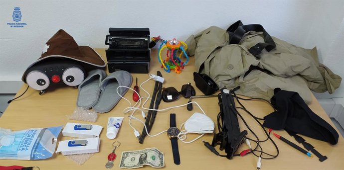 Objetos incautados por los agentes a los detenidos.