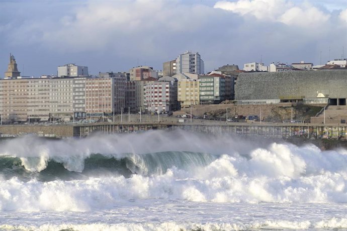Olas superiores a 8 metros en Playas de Riazor y Orzán, en A Coruña, Galicia (España), a 28 de octubre de 2020. La Dirección Xeral de Emerxencias e Interior ha activado una alerta roja por temporal costero en el caso del noroeste del litoral coruñés y d