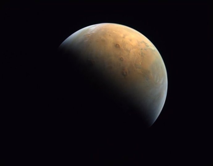 Primera imagen de Marte captada por la sonda emiratí Amal