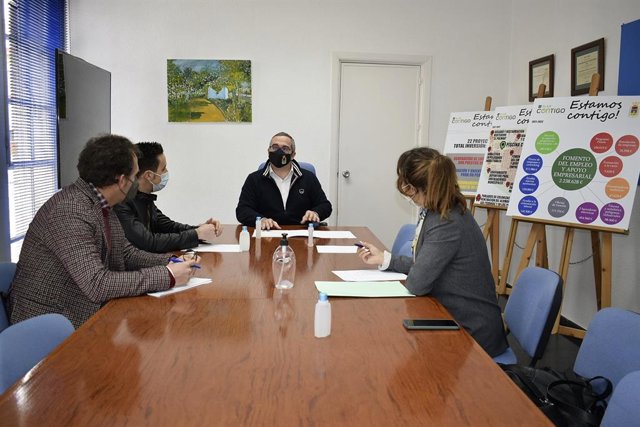 Reunión del alcalde palaciego con asociaciones empresariales