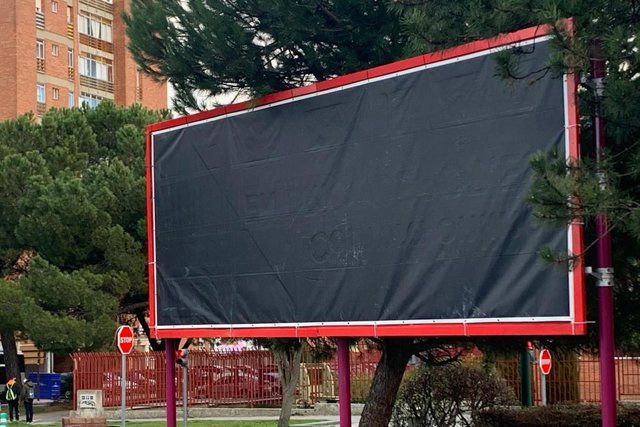 Una de las vallas publicitarias de gran formato del término municipal de Valladolid.