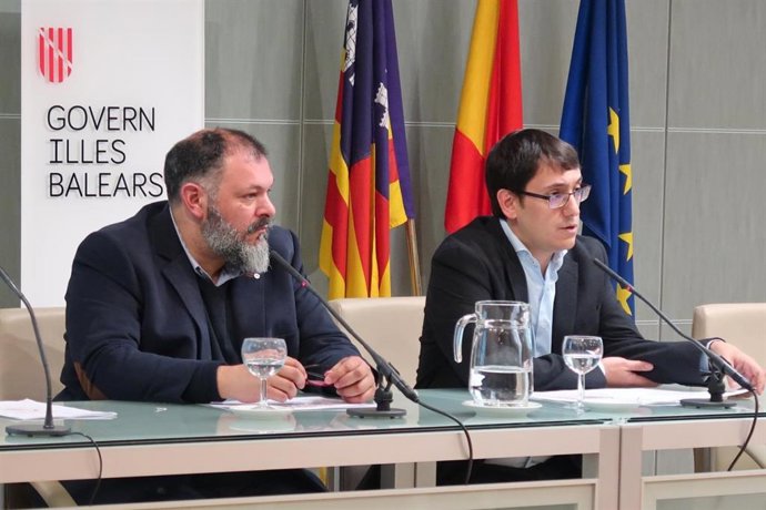 El director general de Promoción Económica, Manel Porras, junto con el conseller de Modelo Económico, Iago Negueruela, en una rueda de prensa en 2019.
