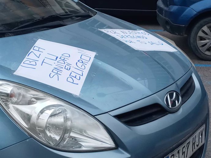 Vehículo participante en la protesta de sanitarios de Ibiza para reclamar el plus por residencia.