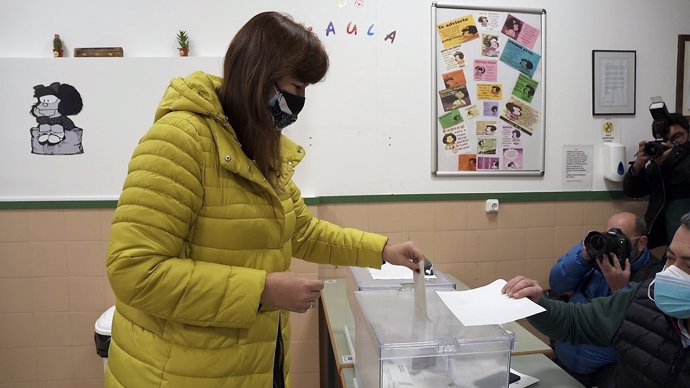 La candidata de Junts a las elecciones catalanas, Laura Borrs, vota en Barcelona