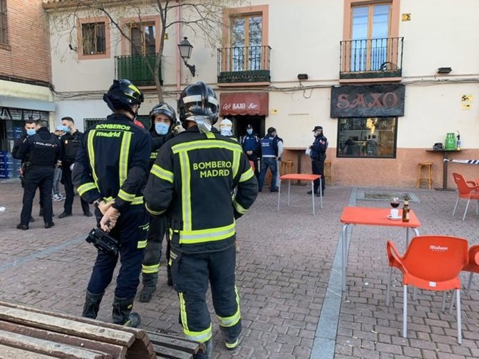 Cinco heridos, uno de ellos grave, por una explosión mientras reparaban una máquina en un bar de Villaverde