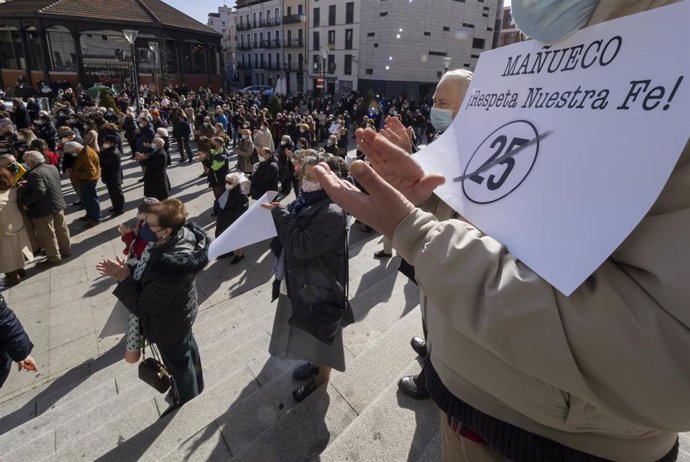 Concentración en Valladolid en contra del aforo de 25 personas en iglesias convocada por Abogados Cristianos