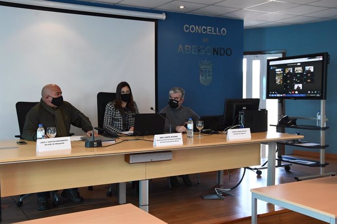 La directora de la Axencia Galega de Desenvolvemento Rural (Agader), Inés Santé, en una reunión con los responsables de los GDR de A Coruña.