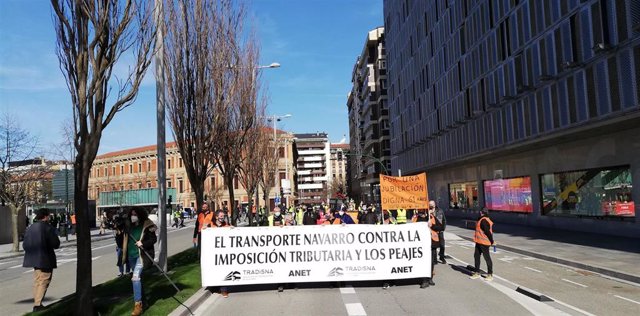 Manifestación de transportistas navarros contra el cambio en la tributación del IVA e IRPF y la implantación de peajes