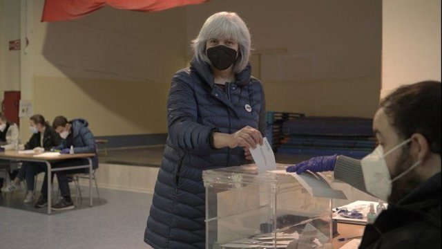 La candidata de la CUP a las elecciones catalanas, Dolors Sabater, vota en Badalona (Barcelona)