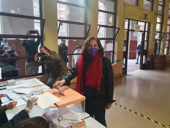 L'alcaldessa de Barcelona, Ada Colau, en el seu collegi electoral a Barcelona per votar en les eleccions al Parlament de Catalunya d'aquest diumenge 14 de febrer