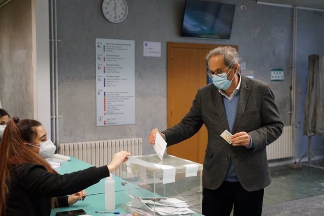 El expresidente de la Generalitat Quim Torra dipositando su voto este 14F.