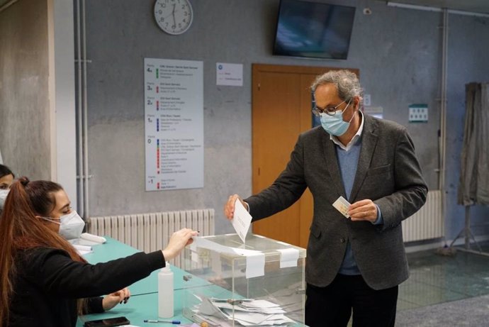 L'expresident de la Generalitat Quim Torra mentre dipositava el seu vot aquest 14F.