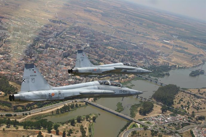 Aviones F-5 sobrevolando Badajoz