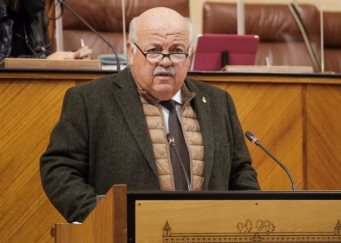 El consejero de Salud, Jesús Aguirre, este jueves en el Pleno del Parlamento de Andalucía.