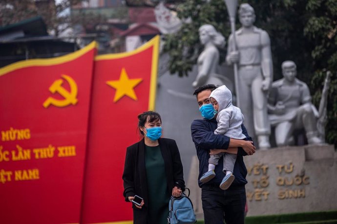 Una familia pasea en Hanoi, Vietnam.