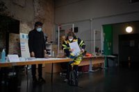 Treballadors de Correus lliuren els vots per correu a les seus electorals