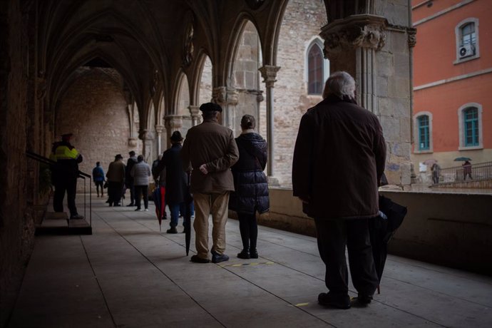 Varias personas hacen cola para votar en Antic Convent St. Agustí en Barcelona